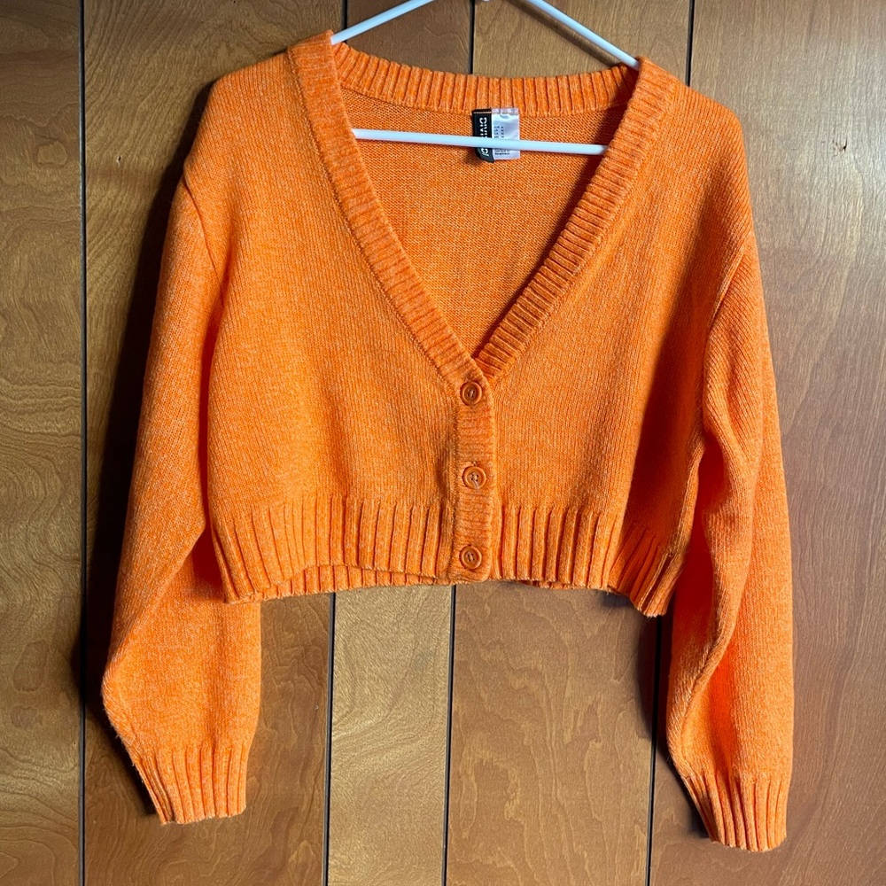NWOT H&M Divided orange knit cropped cardigan w/ buttons Medium